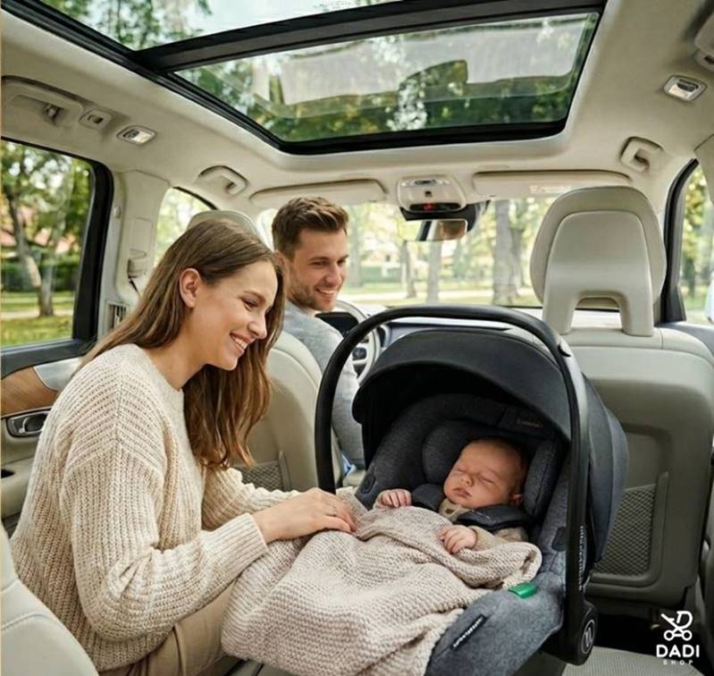 Rodzice z noworodkiem podczas pierwszej podróży samochodem w foteliku 0-13 kg.